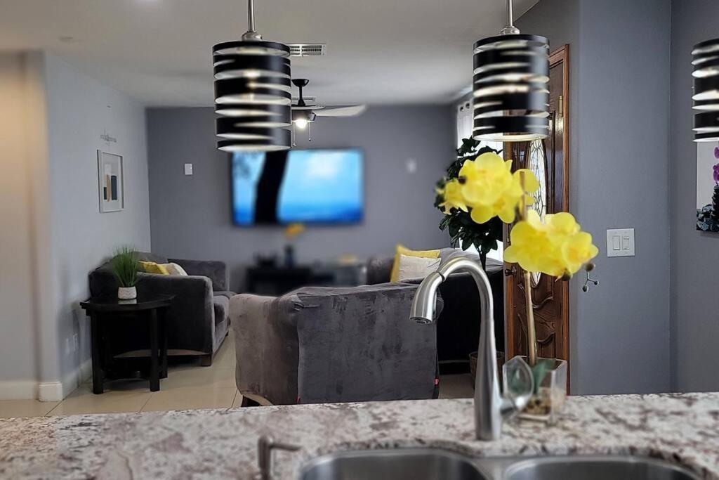K - Fully Remodeled And Professionally Decorated Las Vegas Exterior photo